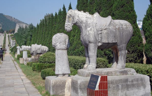 乾陵地宫凿山为穴,辟隧道深人地下，就其整个山陵的环境说来,较昭陵而逊色