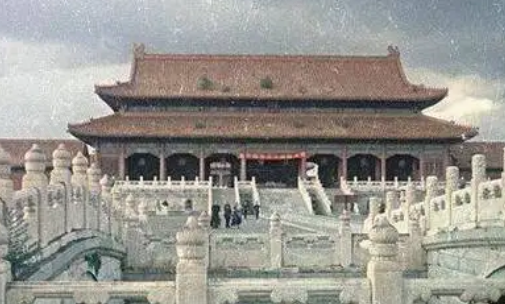 永乐兴建紫禁城时，一座全新的宫城矗立在燕冀大地上，成为中国5000年传统文化的结晶