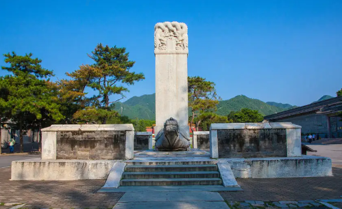 在清代陵寝建筑中，凡涉及近观视距，以及在这种视距上的空间围合都遵循了“百尺为形”的构成原则