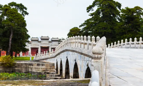 神道桥的空间布局，其中心至神道碑亭，正以百尺为形的原则，得到了近观视距上恰如其分的控制