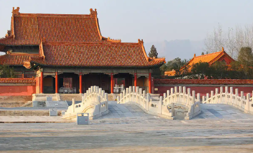 神道桥的空间布局，其中心至神道碑亭，正以百尺为形的原则，得到了近观视距上恰如其分的控制